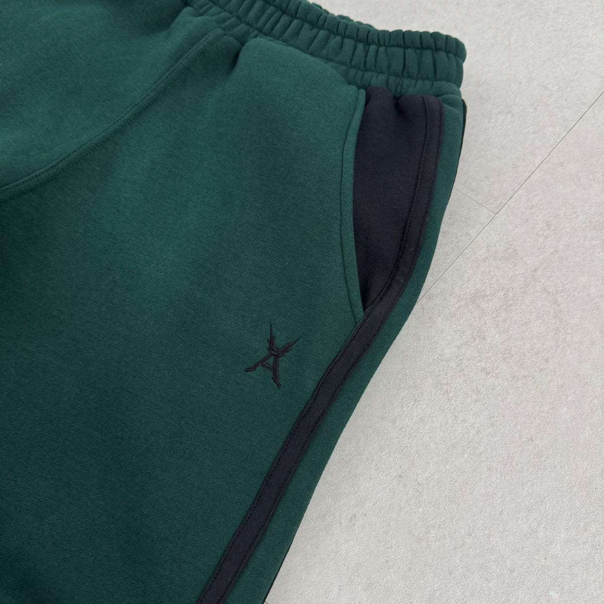 'DEKU' Baggy Sweatpants - side pocket, contrast piping and embroidered logo