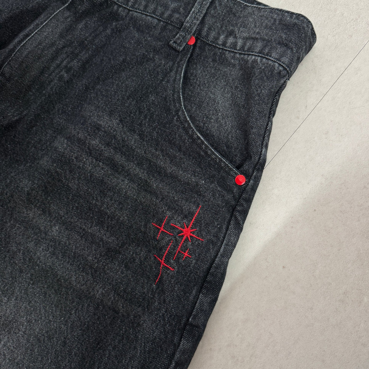 'DYNAMIGHT' Baggy Jeans - red embroidered sparkle detail on front pocket